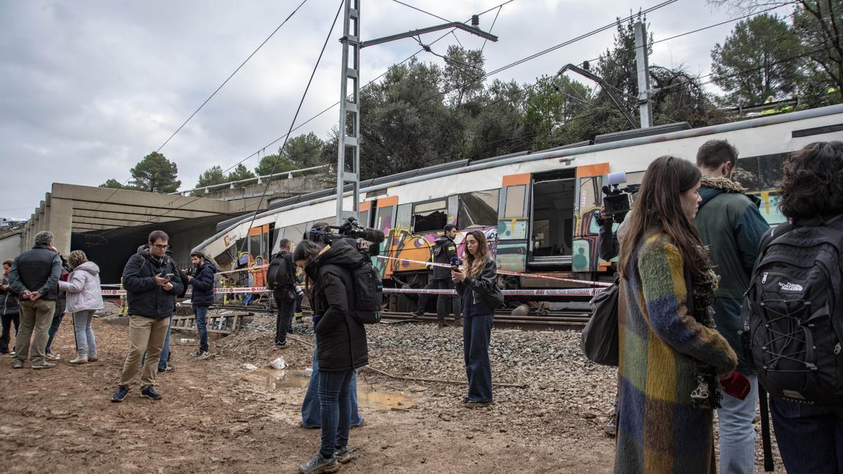 Varios medios y agentes de los Servicios de Emergencias trabajan en la zona del tren accidentado en Gelida.