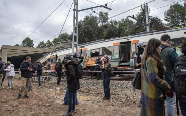 Varios medios y agentes de los Servicios de Emergencias trabajan en la zona del tren accidentado en Gelida.