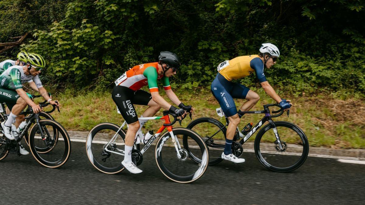 Gari Ugarte rueda en el pelotón.