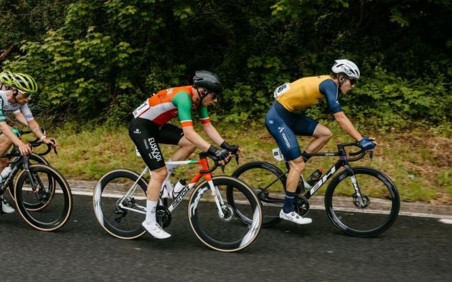 Gari Ugarte rueda en el pelotón.