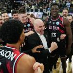 Ponsarnau celebra con todo su grupo la gesta ante el Dijon. / JOSÉ MARI MARTÍNEZ