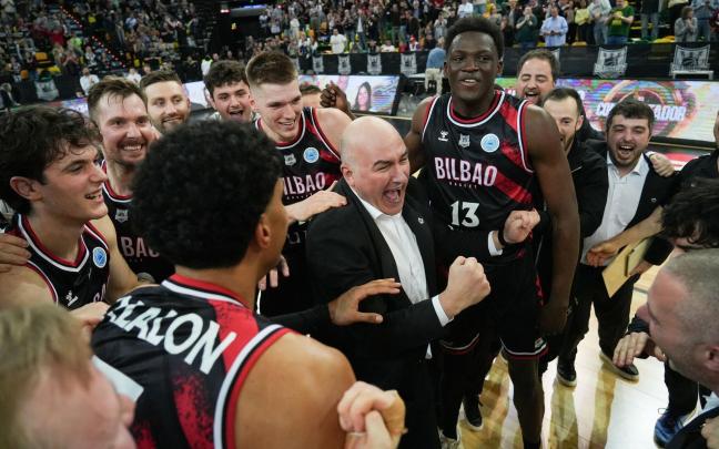 Ponsarnau celebra con todo su grupo la gesta ante el Dijon. / JOSÉ MARI MARTÍNEZ Ponsarnau celebra con todo su grupo la gesta ante el Dijon. / JOSÉ MARI MARTÍNEZ