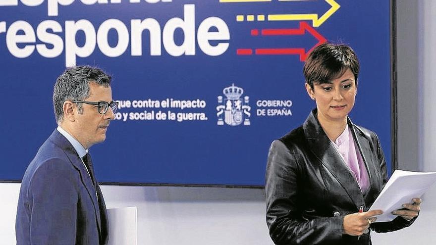 El ministro de la Presidencia, Félix Bolaños, con la ministra de Política Territorial, Isabel Rodríguez.