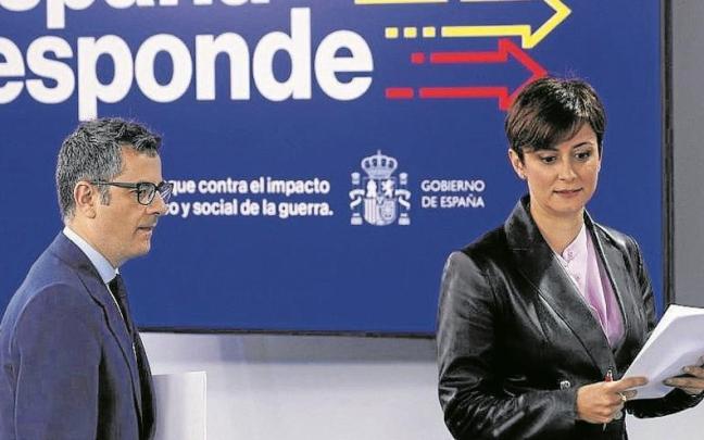 El ministro de la Presidencia, Félix Bolaños, con la ministra de Política Territorial, Isabel Rodríguez.