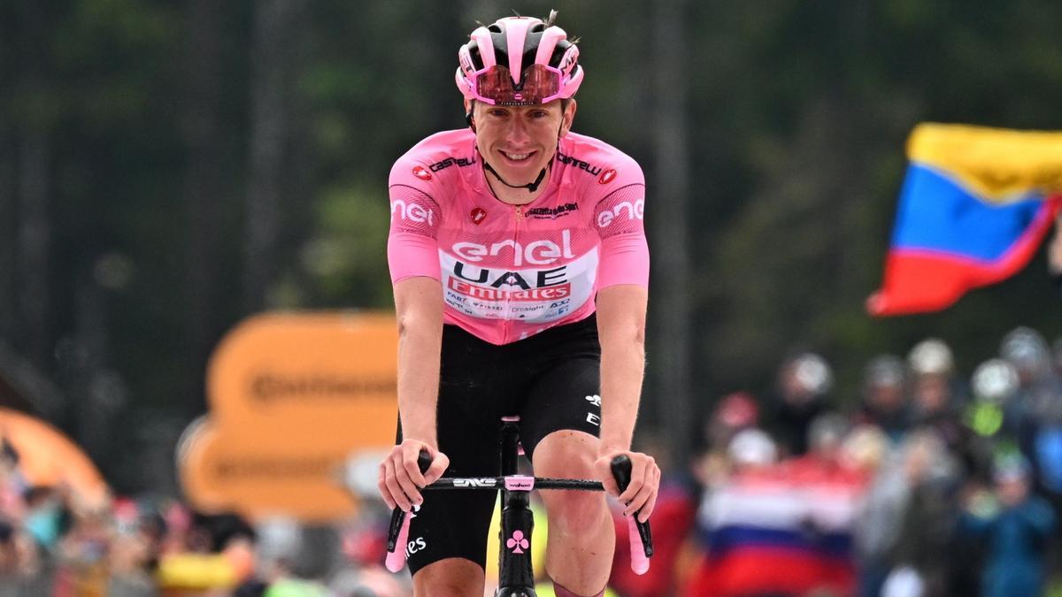 Tadej Pogacar logra más ventaja en su aplastante Giro.