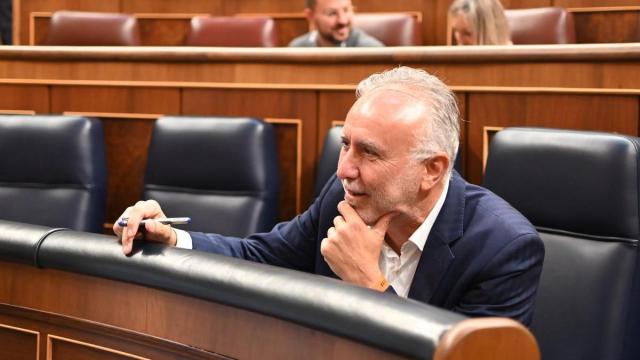 El ministro de Política Territorial y Memoria Democrática, Ángel Víctor Torres, durante una sesión plenaria extraordinaria.