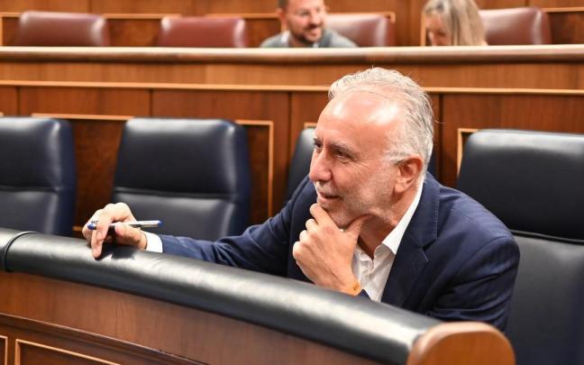 El ministro de Política Territorial y Memoria Democrática, Ángel Víctor Torres, durante una sesión plenaria extraordinaria.