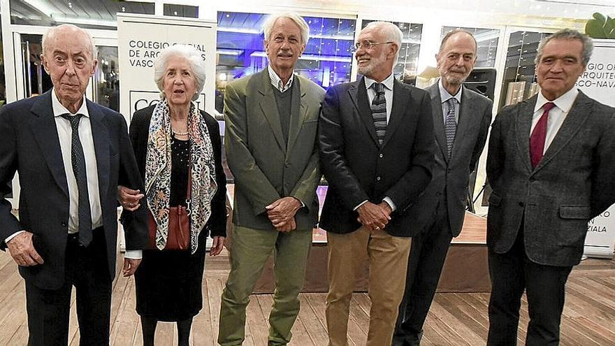 Medio siglo colegiados: Jesús Ugarte junto a su esposa Teresa Arguinzoniz, Javier Olaso, César Caicoya , Javier Areso y Patxi Chocarro decano del COAVN.