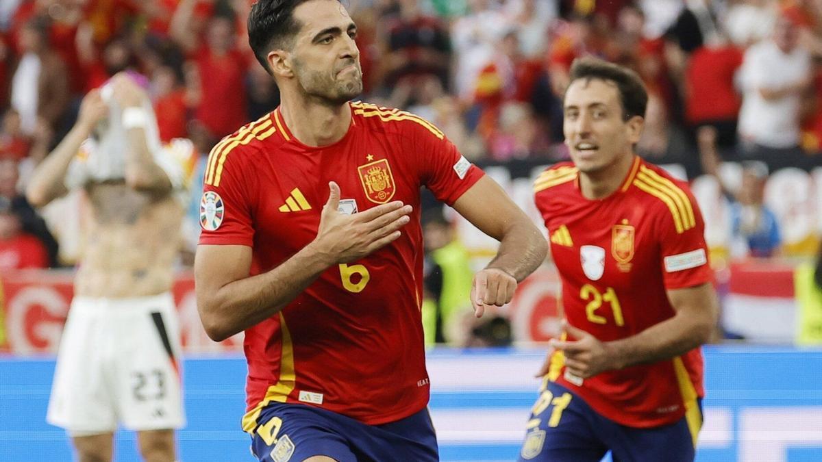 Mikel Merino celebra el gol que marcó en la prórroga a Alemania, que significó el pase de España a las semifinales de la Eurocopa. / EFE/RONALD WITTEK