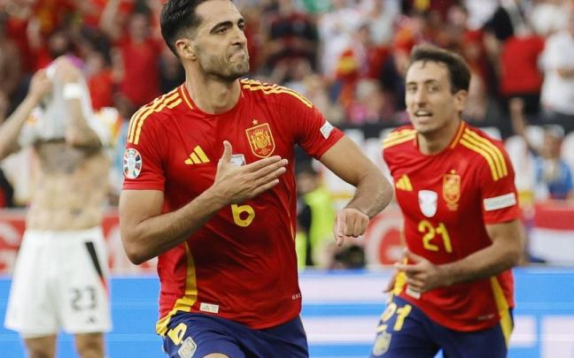 Mikel Merino celebra el gol que marcó en la prórroga a Alemania, que significó el pase de España a las semifinales de la Eurocopa. / EFE/RONALD WITTEK