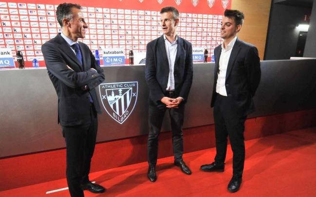 Jon Berasategi, Jon Uriarte y Mikel González, antes de la rueda de prensa. Jon Berasategi, Jon Uriarte y Mikel González, antes de la rueda de prensa.
