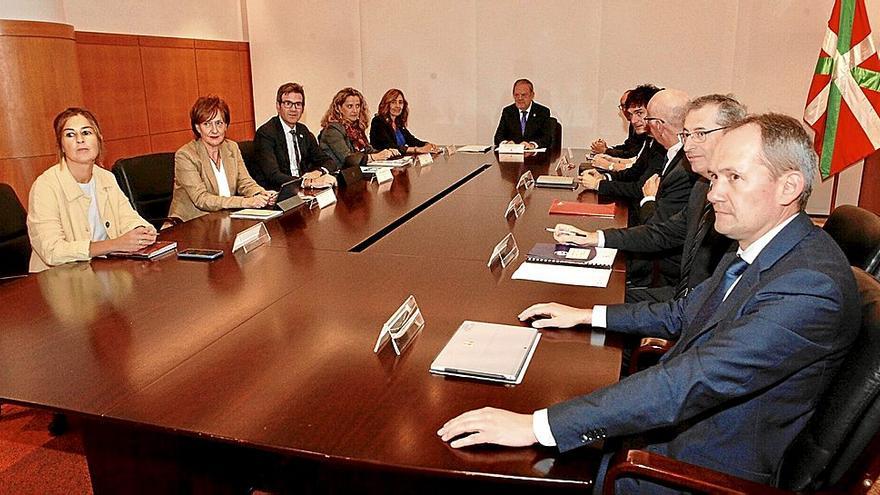 Gobierno Vasco y diputaciones, en la reunión del Consejo de Finanzas de octubre del año pasado. | FOTO: PILAR BARCO