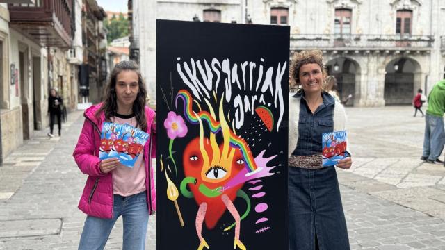 La edil de Feminismo y LGTBI+, Eva Abuin, y la técnica de Emakume Txokoa Amets Beltrán de Guevara, anunciando el programa.