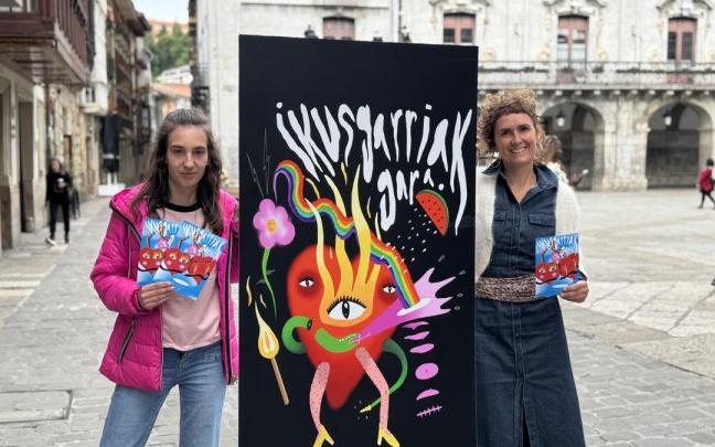 La edil de Feminismo y LGTBI+, Eva Abuin, y la técnica de Emakume Txokoa Amets Beltrán de Guevara, anunciando el programa.