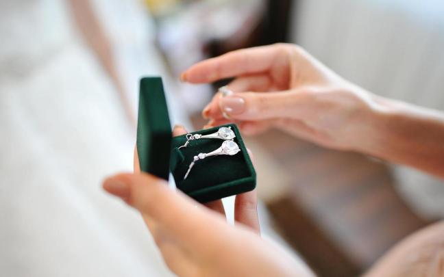 Pendientes elegantes de plata.