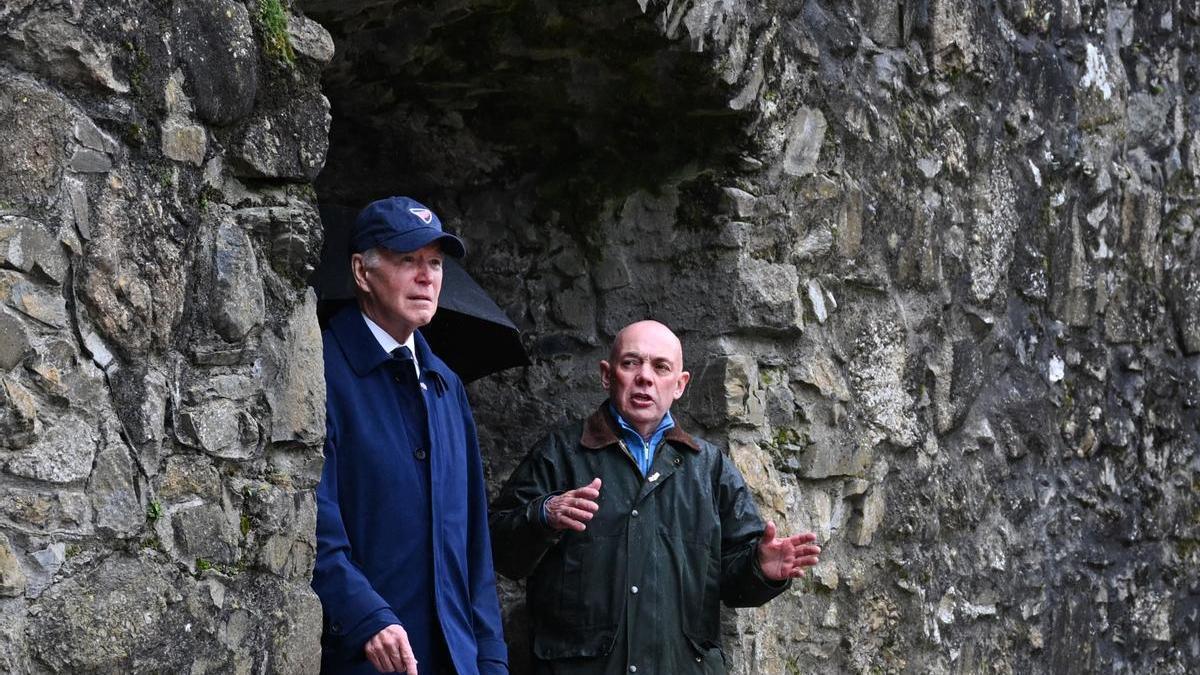 Joe Biden visita el Castillo de Carlingford a su llegada a Irlanda.