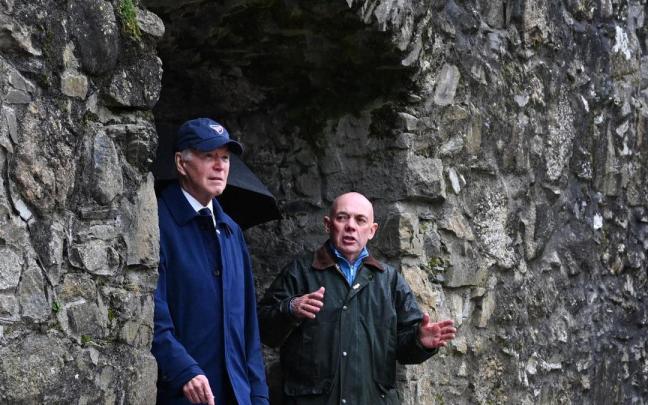 Joe Biden visita el Castillo de Carlingford a su llegada a Irlanda.