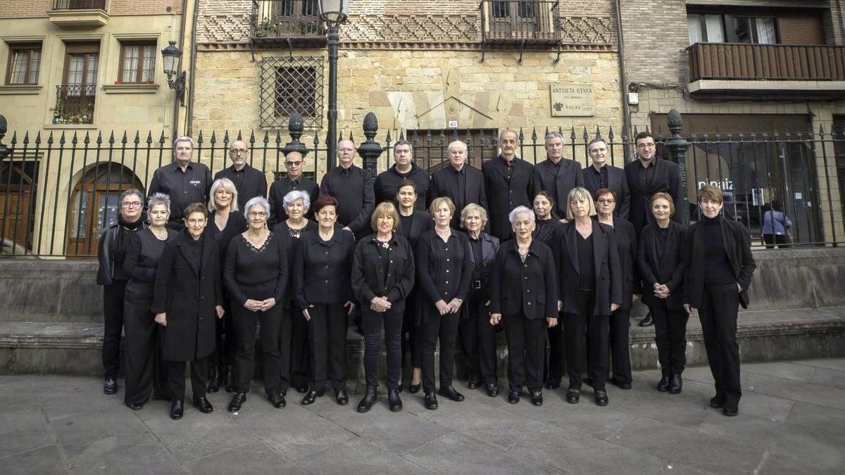 El coro Julián Barrenetxea ha contado con el apoyo de miembros de otras agrupaciones y del organista Ignacio Arakistain para dar forma al CD conmemorativo de sus 40 años de historia.