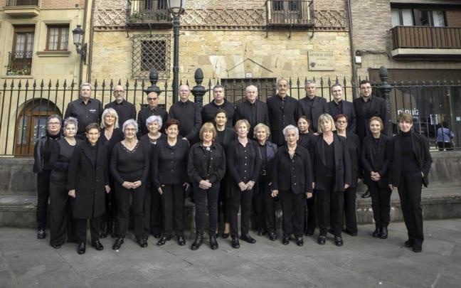 El coro Julián Barrenetxea ha contado con el apoyo de miembros de otras agrupaciones y del organista Ignacio Arakistain para dar forma al CD conmemorativo de sus 40 años de historia.