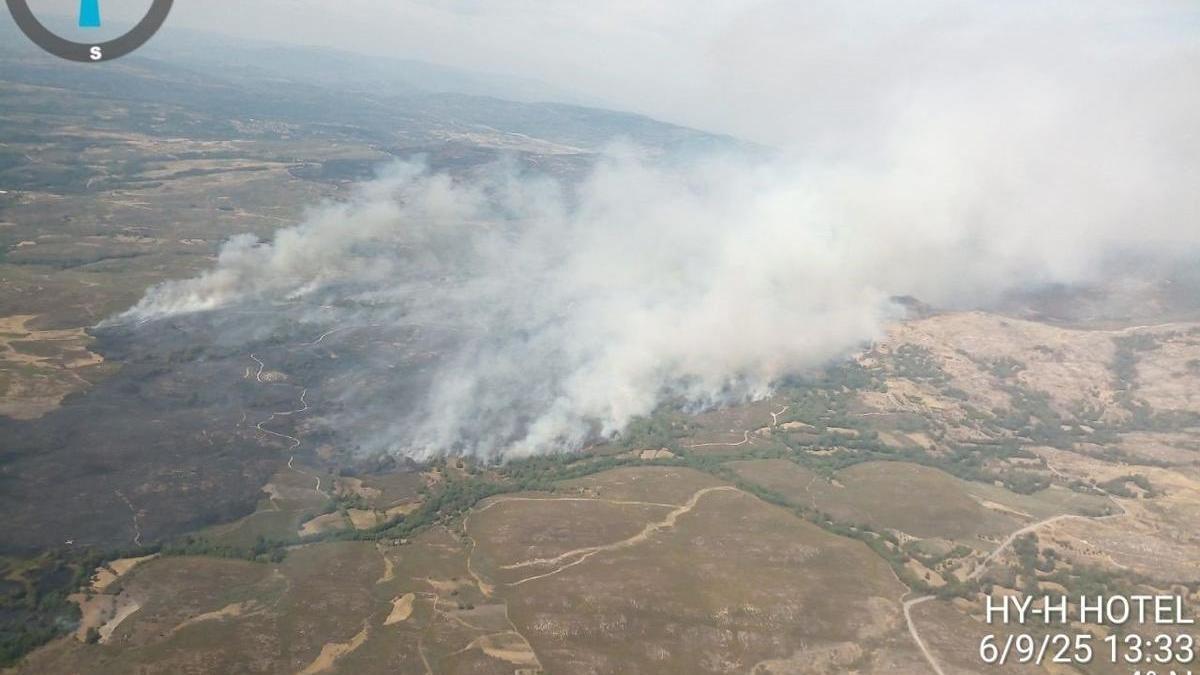 Evolución "favorable" del incendio de Castromil (Zamora).