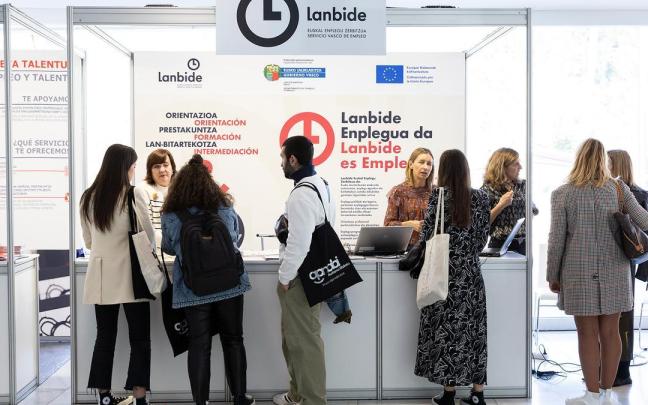Jóvenes en el Foro de Empleo celebrado en el Campus de Bizkaia. Jóvenes en el Foro de Empleo celebrado en el Campus de Bizkaia.