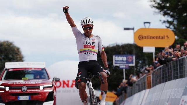 Narváez, puño en alto, festeja su segunda victoria de etapa en lo que va de Giro.