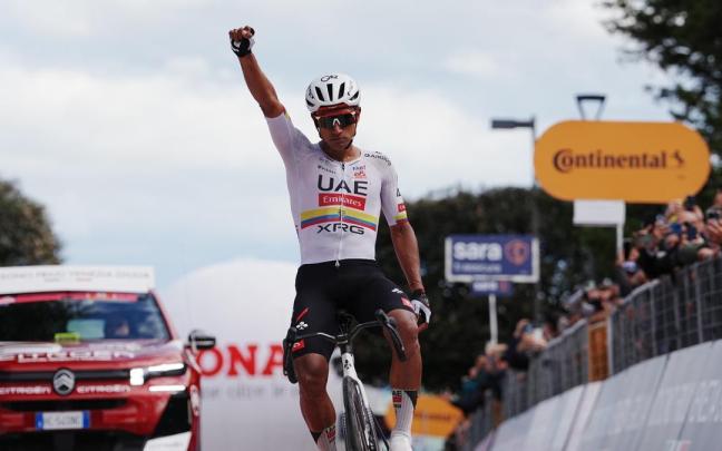 Narváez, puño en alto, festeja su segunda victoria de etapa en lo que va de Giro.