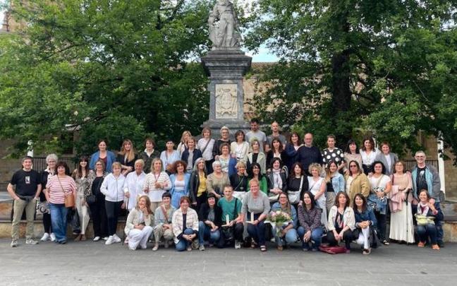 Los comerciantes de Bi-Tartean, en la plaza de Urretxu.