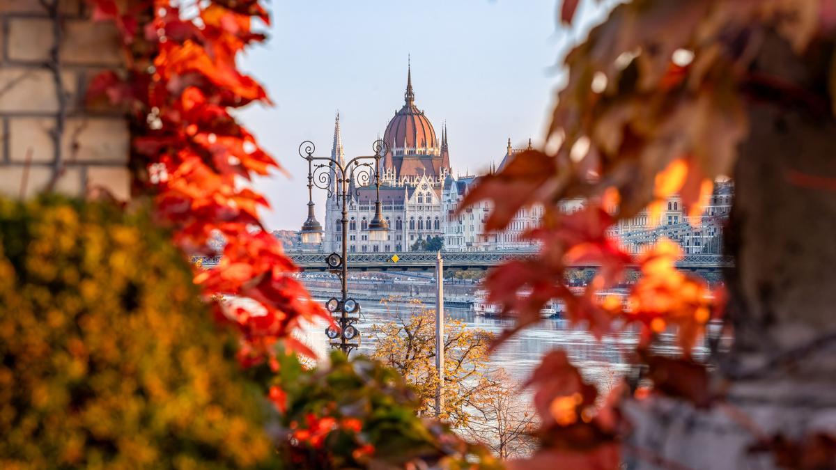 El Parlamento de Budapest, en una estampa otoñal.