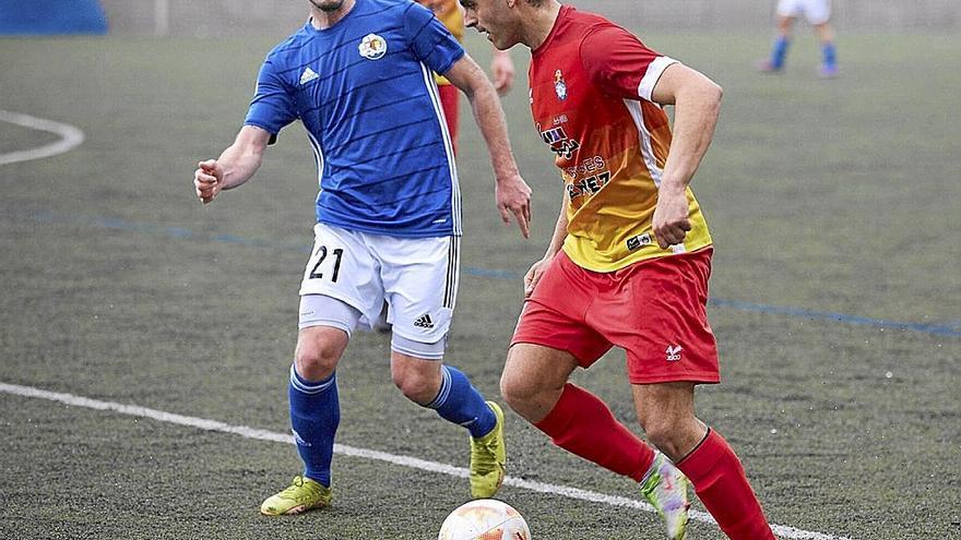 Adrien Goñi lucha por la posesión del balón ante el Burladés. | FOTO: UNAI BEROIZ