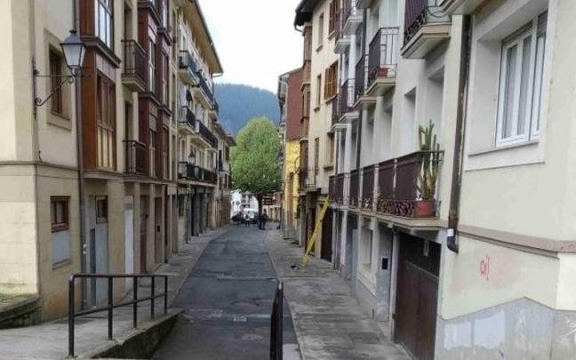 Una imagen de la zona de Mendiko kale, que se someterá a un ‘lifting’ urbanístico. / A.D. Una imagen de la zona de Mendiko kale, que se someterá a un ‘lifting’ urbanístico.