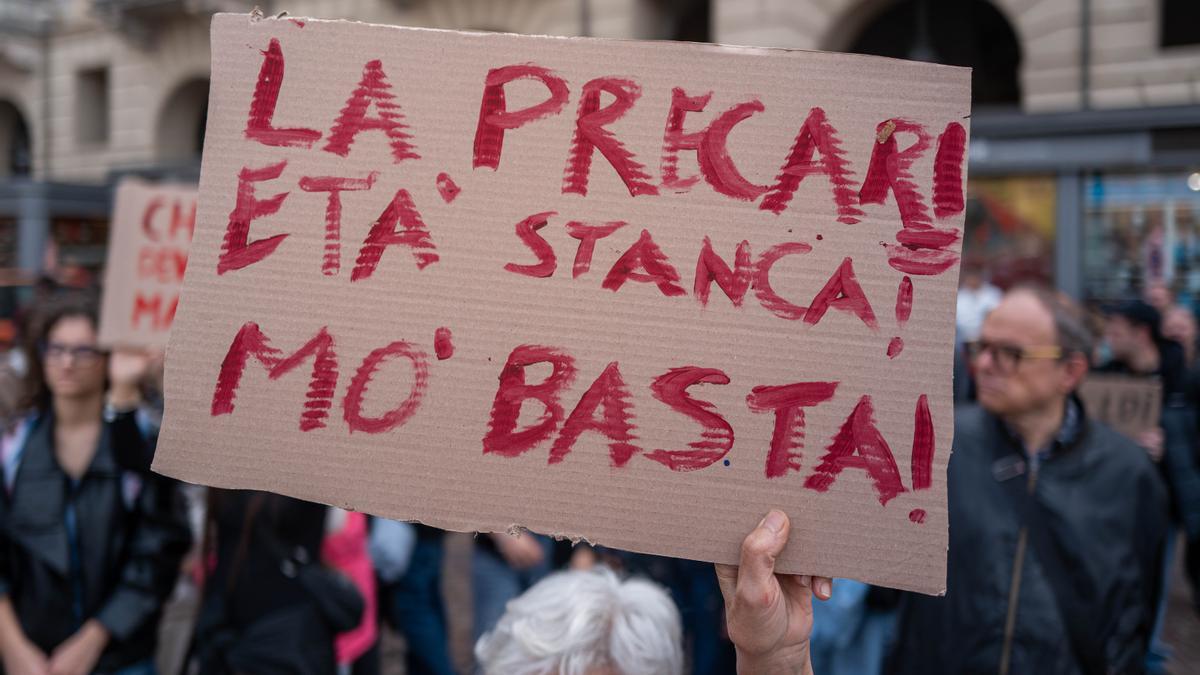 Manifestantes protestan contra el alto costo de la vida, lo que deriva en enfrentamientos con la policía antidisturbios en las calles de Turín.