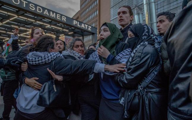 Una manifesación propalestina en la plaza Potsdamer Platz de Berlín, Alemania.