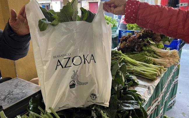 Bolsas sostenibles que se repartirán en el mercado de Beasain. / Udala Bolsas sostenibles que se repartirán en el mercado de Beasain.