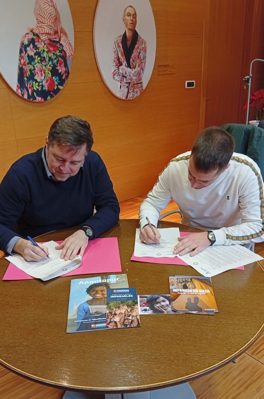 Folletos sobre proyectos de Vicente Ferrer con los que ha colaborado Amurrio, sobre la mesa en la que se ha firmado el nuevo convenio