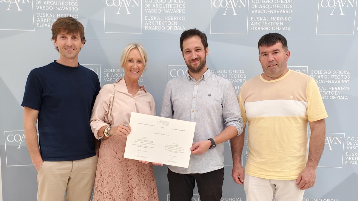 Isaak Aranberri, Usua Albizu, Alex González y Joxe Manuel Aginagalde con el premio.