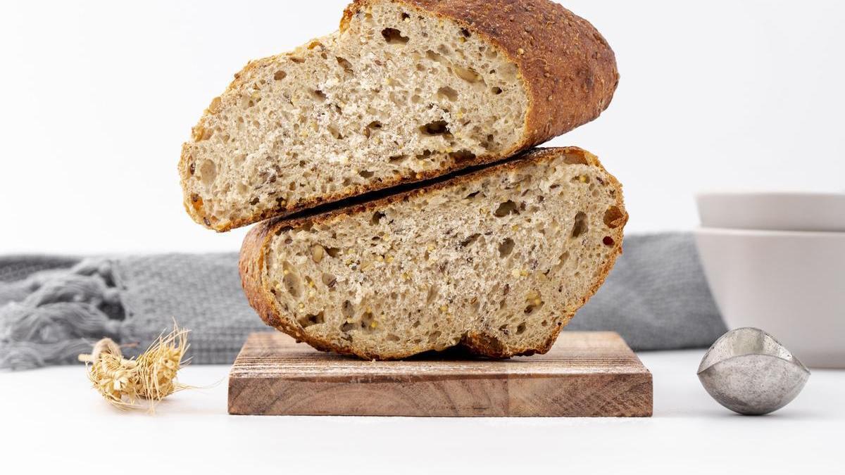 El pan integral conserva el salvado y el germen del grano, lo que lo convierte en una excelente fuente de fibra.
