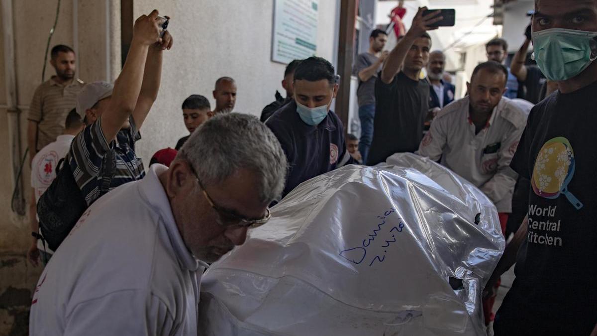 Trabajadores de World Central Kitchen trasladan el cuerpo de uno de sus compañeros asesinados en Gaza.