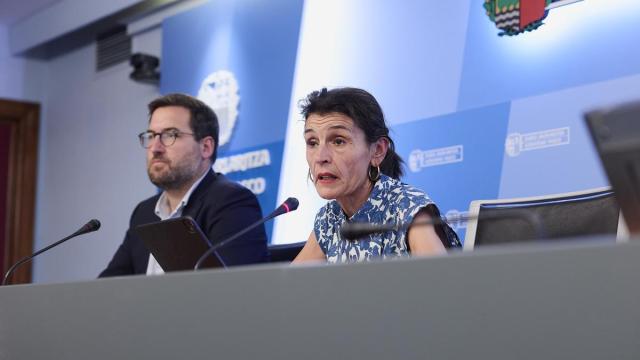 El viceconsejero de Bienestar, Iván Larrazala, y consejera Nerea Melgosa durante el acto de presentación en San Sebastián.