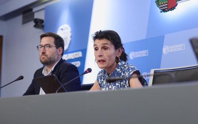 El viceconsejero de Bienestar, Iván Larrazala, y consejera Nerea Melgosa durante el acto de presentación en San Sebastián.