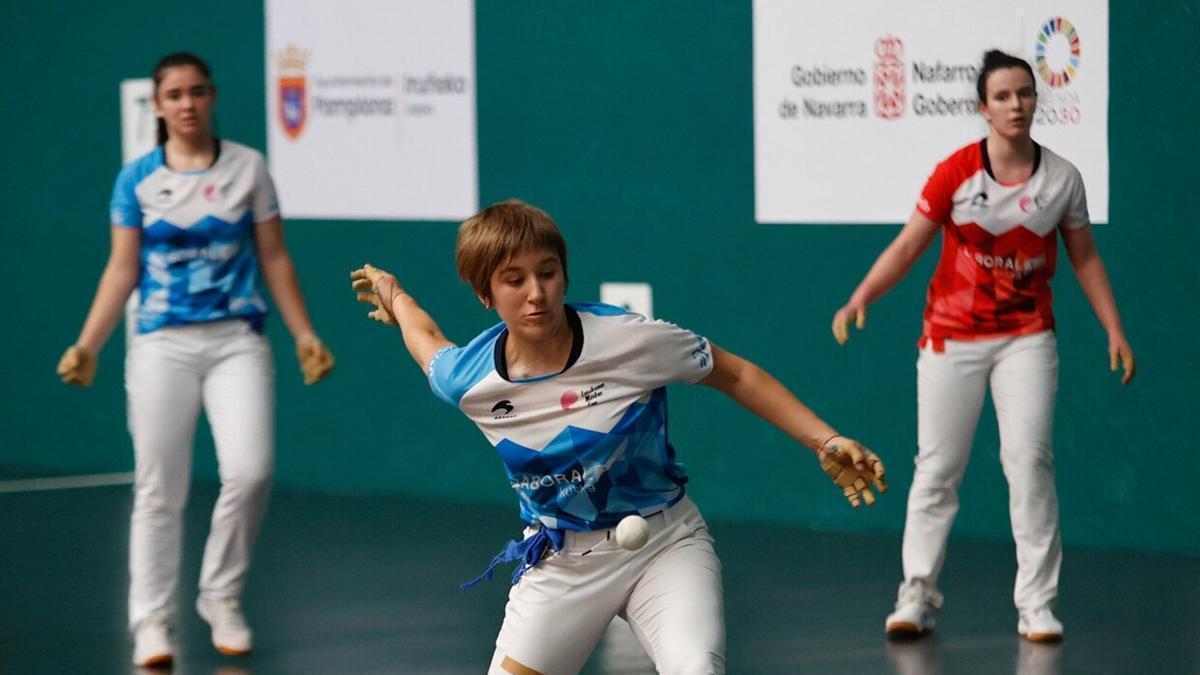 Zabaleta golpea la pelota en presencia de Gaminde y Osés durante la final del torneo femenino de San Fermín