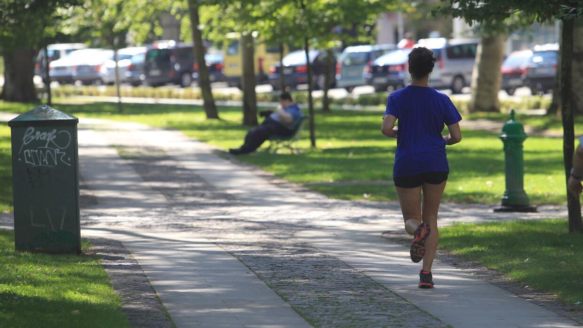 Una mujer sale a correr por la Vuelta del Castillo de Pamplona.