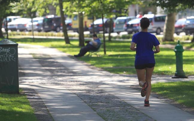 Una mujer sale a correr por la Vuelta del Castillo de Pamplona. Una mujer sale a correr por la Vuelta del Castillo de Pamplona.