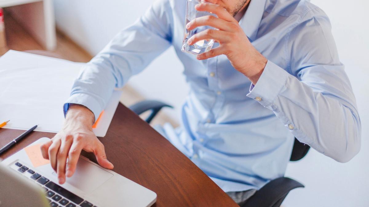 Beber agua para evitar el calor.