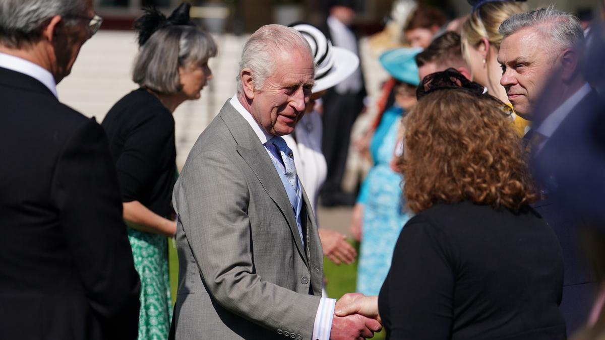 Carlos III saluda a los asistentes a la fiesta en el Palacio de Buckingham.