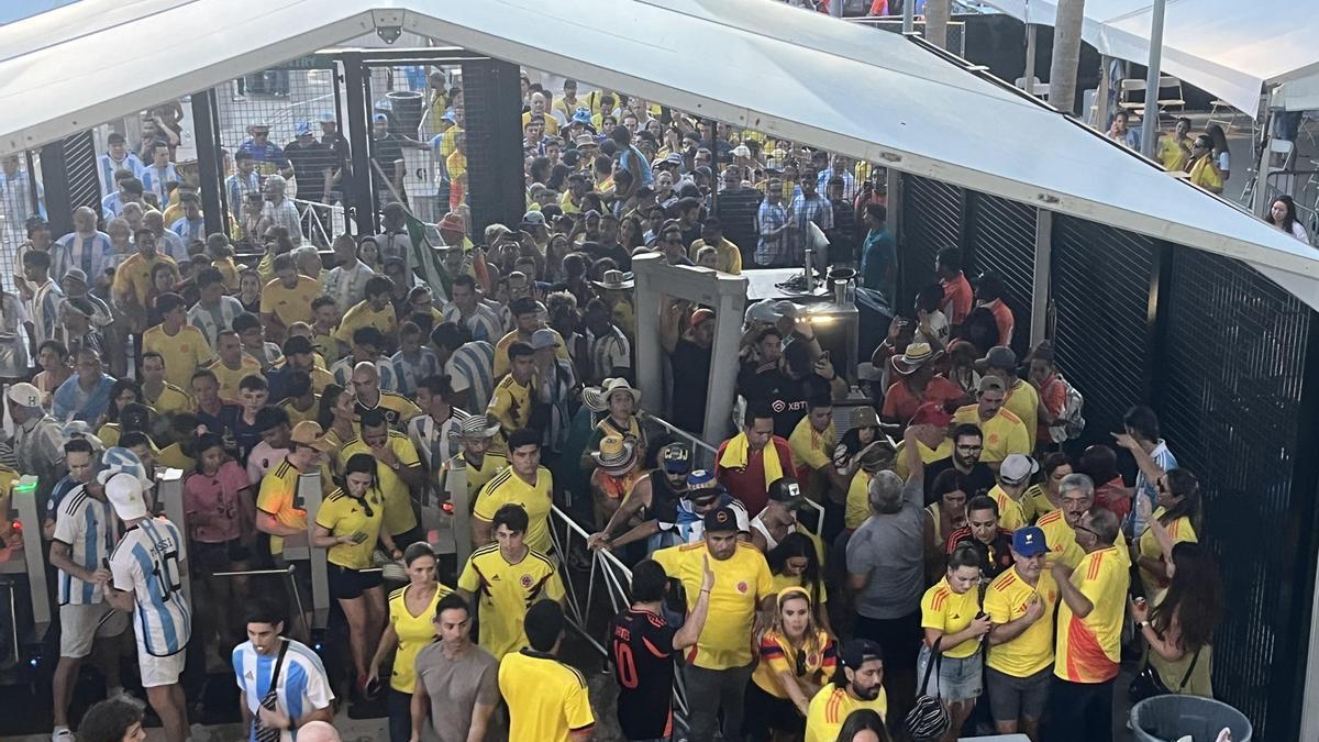 Aficionados ingresan sin control al estadio Hard Rock.