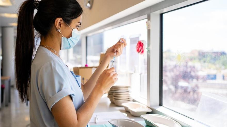 Una enfermera practicante preparándose para administrar la vacuna contra el hérpes zoster.