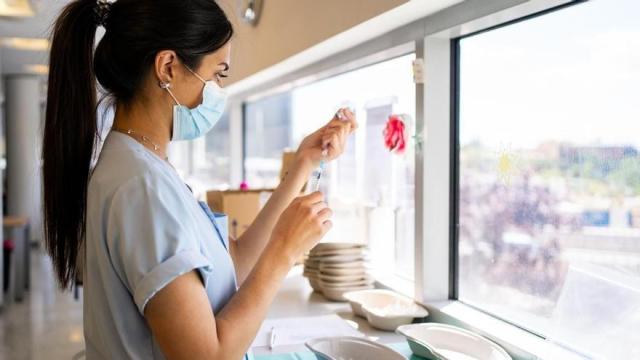 Una enfermera practicante preparándose para administrar la vacuna contra el hérpes zoster.