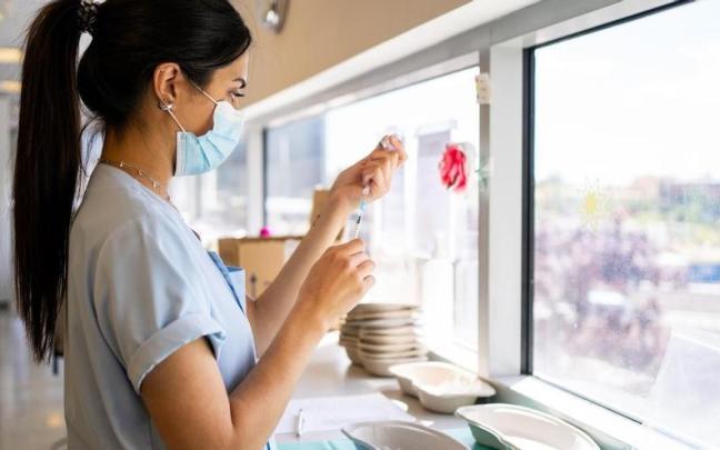 Una enfermera practicante preparándose para administrar la vacuna contra el hérpes zoster.