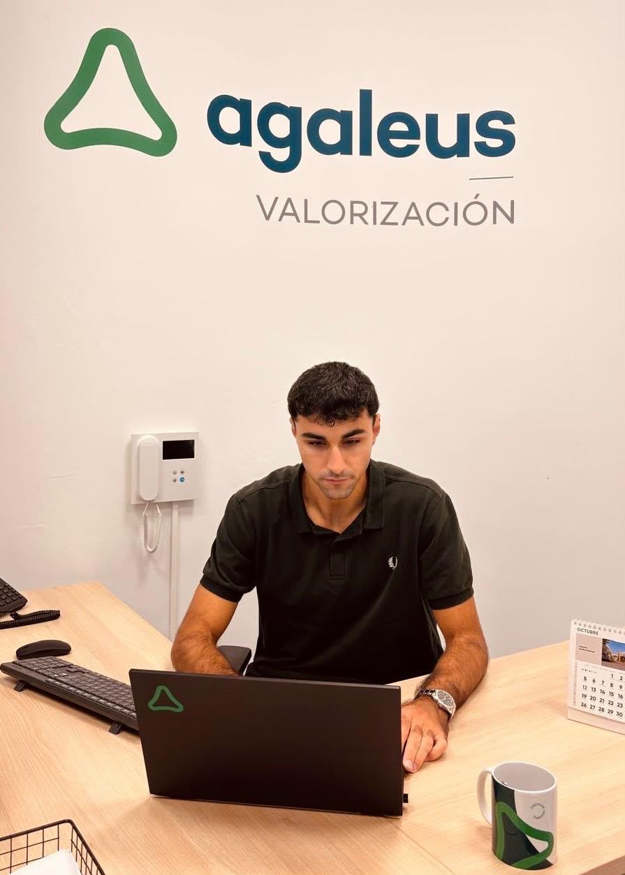 Peio Fontal estudia 4º curso del Grado dual en Administración y Dirección de Empresas en Mondragon Unibertsitatea, y trabaja en Agaleus.